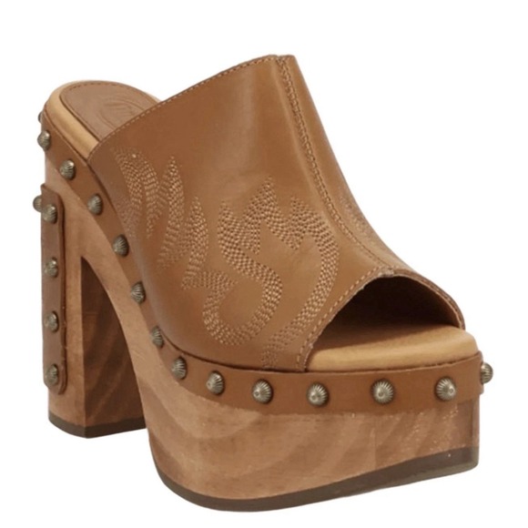 Dingo Women's Free Spirit Wooden Sandals DI2331 TAN Size 7